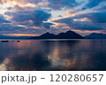 夕焼けに染まる湖 120280657