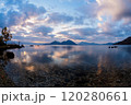 美しい夕焼けの空と湖 120280661