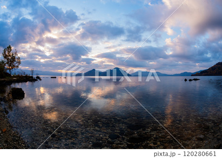 美しい夕焼けの空と湖 120280661