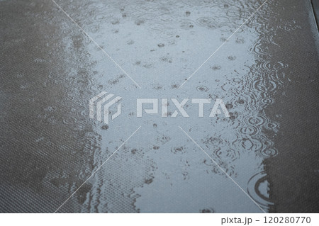 雨水で濡れた床のイメージ　(写真素材) 120280770