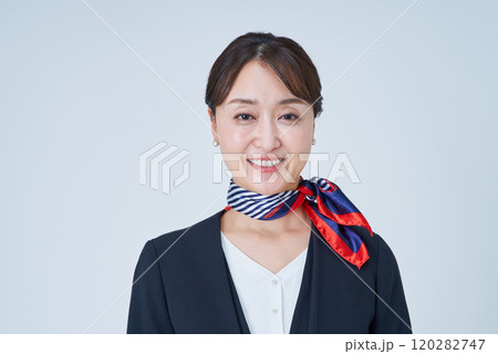 スカーフを首に巻いたスーツ姿の女性 120282747
