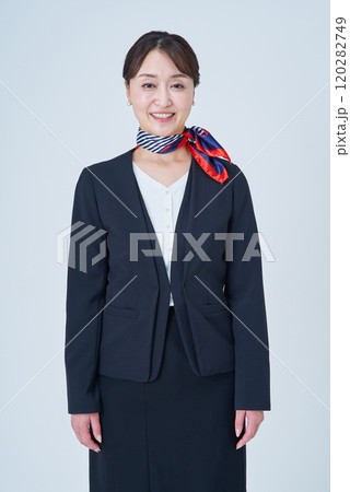 スカーフを首に巻いたスーツ姿の女性 スカーフを首に巻いたスーツ姿の女性 120282749