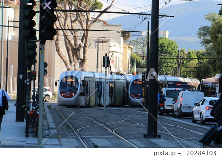 フィレンツェのおしゃれなトラム 120284103