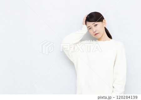 頭が痛い女性 頭が痛い女性 120284139