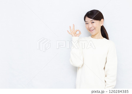 OKサインをしている女性 OKサインをしている女性 120284385