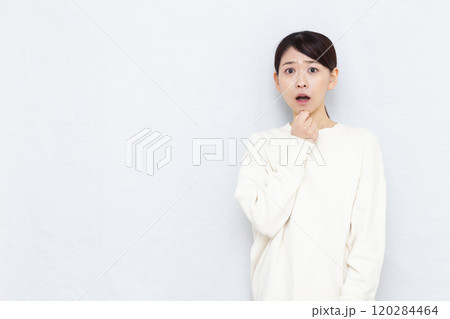 ビックリおどろく女性 120284464