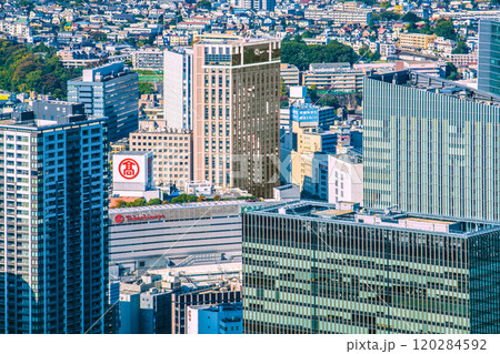 日本の横浜都市景観　横浜駅ホーム、ベイシェラトンホテルH、横浜タカシマヤ、ヨドバシなどを望む＝13日 120284592