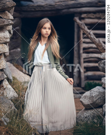 美しい女性の民族衣装のポートレート 美しい女性の民族衣装のポートレート 120284794