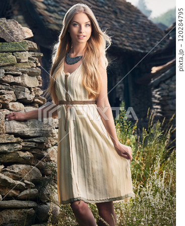 美しい女性の民族衣装のポートレート 120284795