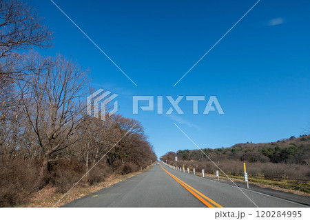 晩秋の榛名山 高原の直線道路 群馬県 晩秋の榛名山 高原の直線道路 群馬県 120284995