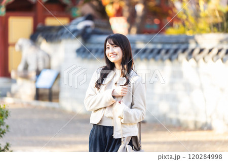秋の大阪観光を楽しむ女性 120284998