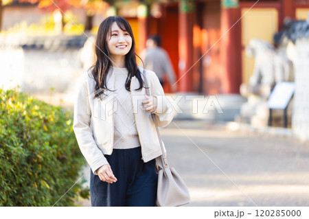 秋の大阪観光を楽しむ女性 120285000