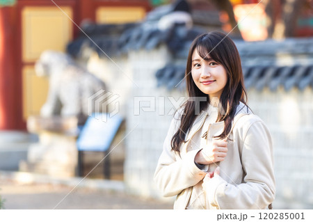 秋の大阪観光を楽しむ女性 120285001