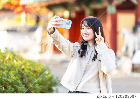 秋の大阪観光を楽しむ女性 120285087