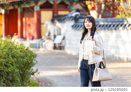 秋の大阪観光を楽しむ女性 120285091