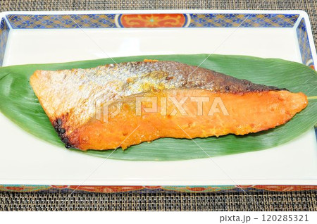 銀鮭の西京焼き 120285321