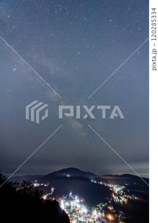 箱根・金時山から見る天の川と仙石原・大涌谷の夜景 箱根・金時山から見る天の川と仙石原・大涌谷の夜景 120285334
