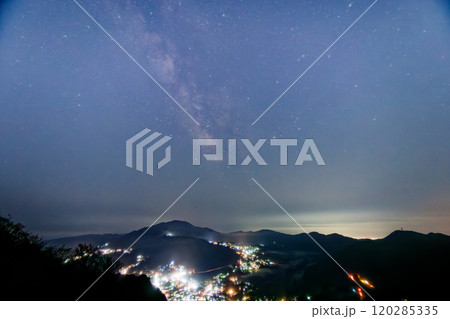 箱根・金時山から見る天の川と仙石原・大涌谷の夜景 120285335