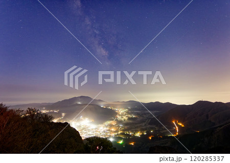 箱根・金時山から見る天の川と仙石原・大涌谷の夜景 箱根・金時山から見る天の川と仙石原・大涌谷の夜景 120285337