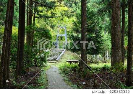 『 蟷螂(とうろう)の岩屋 』【洞川自然研究路散策コース 】/ 奈良県天川村洞川(どろがわ) 『 蟷螂(とうろう)の岩屋 』【洞川自然研究路散策コース 】/ 奈良県天川村洞川(どろがわ) 120285536