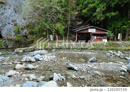 『 蟷螂(とうろう)の岩屋 』【洞川自然研究路散策コース 】/ 奈良県天川村洞川(どろがわ) 『 蟷螂(とうろう)の岩屋 』【洞川自然研究路散策コース 】/ 奈良県天川村洞川(どろがわ) 120285539