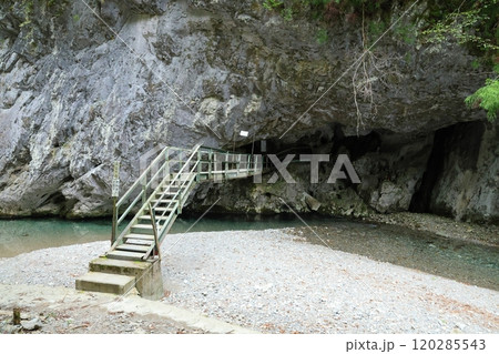『 蟷螂(とうろう)の岩屋 』【洞川自然研究路散策コース 】/ 奈良県天川村洞川(どろがわ) 『 蟷螂(とうろう)の岩屋 』【洞川自然研究路散策コース 】/ 奈良県天川村洞川(どろがわ) 120285543
