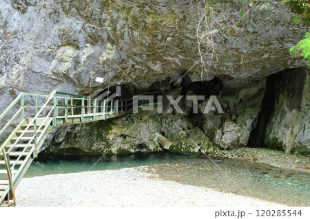 『 蟷螂（とうろう）の岩屋 』【洞川自然研究路散策コース 】／ 奈良県天川村洞川（どろがわ） 120285544