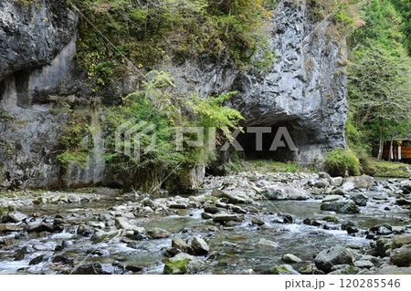 『 蟷螂（とうろう）の岩屋 』【洞川自然研究路散策コース 】／ 奈良県天川村洞川（どろがわ） 120285546