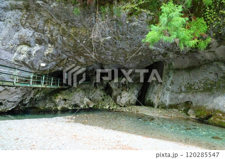 『 蟷螂(とうろう)の岩屋 』【洞川自然研究路散策コース 】/ 奈良県天川村洞川(どろがわ) 『 蟷螂(とうろう)の岩屋 』【洞川自然研究路散策コース 】/ 奈良県天川村洞川(どろがわ) 120285547