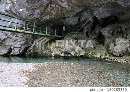 『 蟷螂(とうろう)の岩屋 』【洞川自然研究路散策コース 】/ 奈良県天川村洞川(どろがわ) 『 蟷螂(とうろう)の岩屋 』【洞川自然研究路散策コース 】/ 奈良県天川村洞川(どろがわ) 120285550