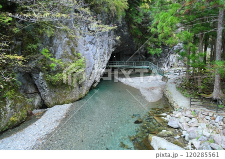 『 蟷螂（とうろう）の岩屋 』【洞川自然研究路散策コース 】／ 奈良県天川村洞川（どろがわ） 120285561