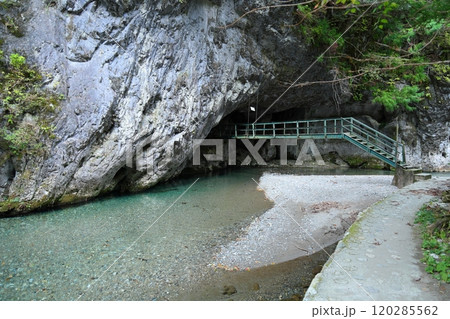 『 蟷螂（とうろう）の岩屋 』【洞川自然研究路散策コース 】／ 奈良県天川村洞川（どろがわ） 120285562