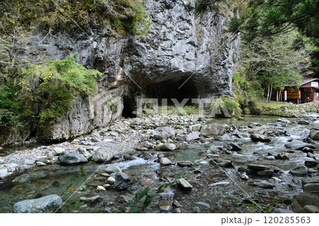 『 蟷螂（とうろう）の岩屋 』【洞川自然研究路散策コース 】／ 奈良県天川村洞川（どろがわ） 120285563