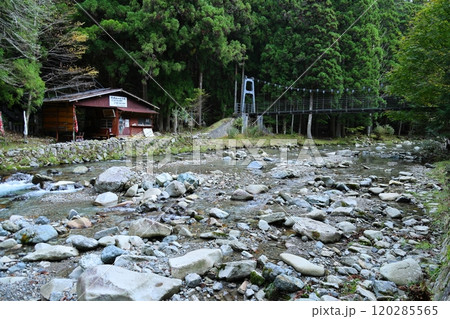 『 蟷螂(とうろう)の岩屋 』【洞川自然研究路散策コース 】/ 奈良県天川村洞川(どろがわ) 『 蟷螂(とうろう)の岩屋 』【洞川自然研究路散策コース 】/ 奈良県天川村洞川(どろがわ) 120285565
