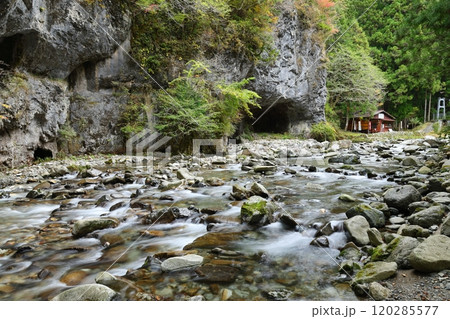 『 蟷螂(とうろう)の岩屋 』【洞川自然研究路散策コース 】/ 奈良県天川村洞川(どろがわ) 『 蟷螂(とうろう)の岩屋 』【洞川自然研究路散策コース 】/ 奈良県天川村洞川(どろがわ) 120285577