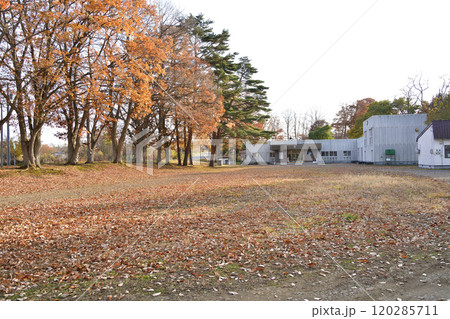 晩秋の北海道森町で廃校の旧姫川小学校の風景を撮影 晩秋の北海道森町で廃校の旧姫川小学校の風景を撮影 120285711