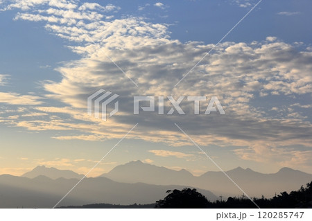 晩秋の夕暮れの山々雲 120285747