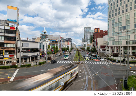 愛知県豊橋市にあるJR豊橋北口の都市風景と路面電車 120285894