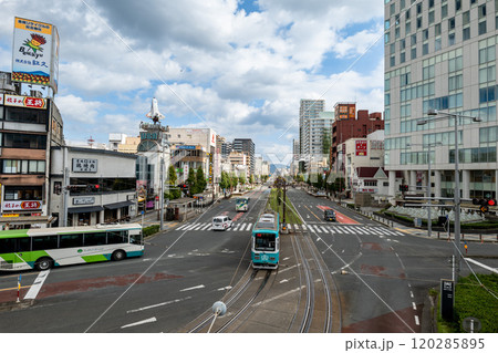 愛知県豊橋市にあるJR豊橋北口の都市風景と路面電車 120285895