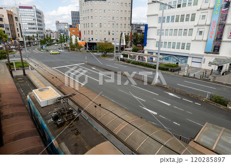 愛知県豊橋市にあるJR豊橋北口の都市風景と路面電車 120285897