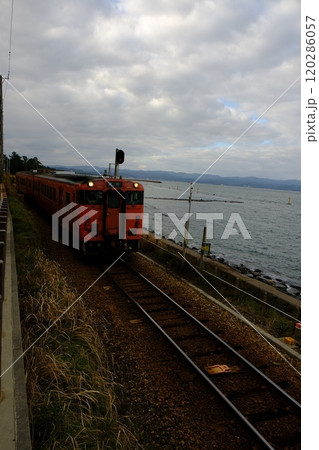 JR氷見線を走るディーゼル列車 JR氷見線を走るディーゼル列車 120286057