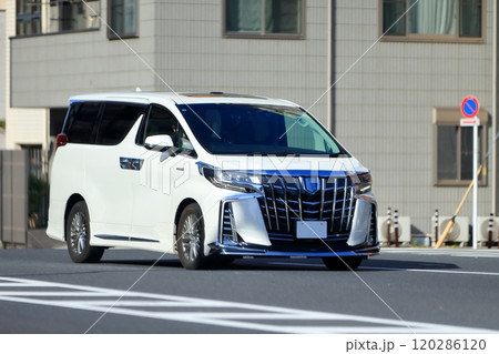走行中のミニバン 走行中のミニバン 120286120