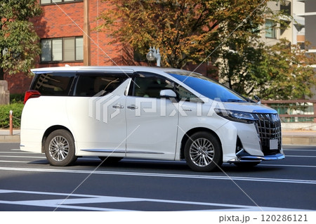 走行中のミニバン 走行中のミニバン 120286121