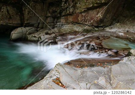『 かじかの滝 』へ向かう【洞川自然研究路散策コース 】／ 奈良県天川村洞川（どろがわ） 120286142