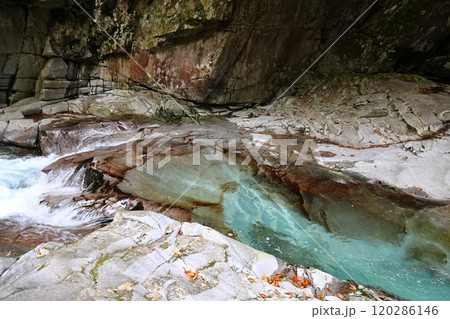 『 かじかの滝 』へ向かう【洞川自然研究路散策コース 】/ 奈良県天川村洞川(どろがわ) 『 かじかの滝 』へ向かう【洞川自然研究路散策コース 】/ 奈良県天川村洞川(どろがわ) 120286146