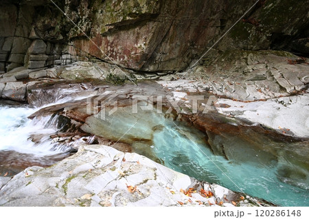 『 かじかの滝 』へ向かう【洞川自然研究路散策コース 】／ 奈良県天川村洞川（どろがわ） 120286148