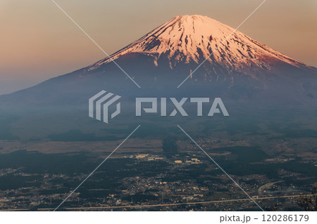 箱根・金時山から朝焼けの富士山 箱根・金時山から朝焼けの富士山 120286179