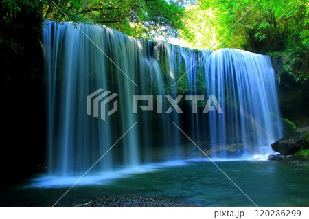 光さす鍋ヶ滝（熊本県小国町） 120286299