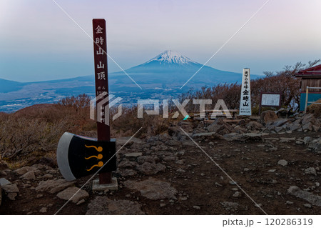 箱根・金時山から夜明けの富士山 120286319