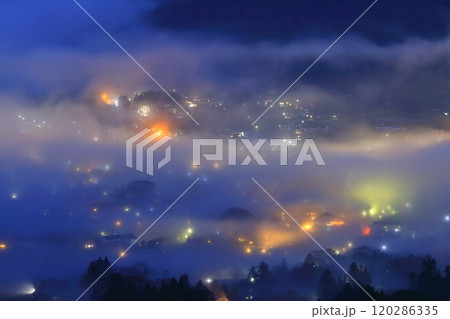 雲海の由布院盆地（由布市湯布院町） 120286335